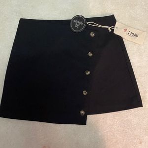 Side button skirt black